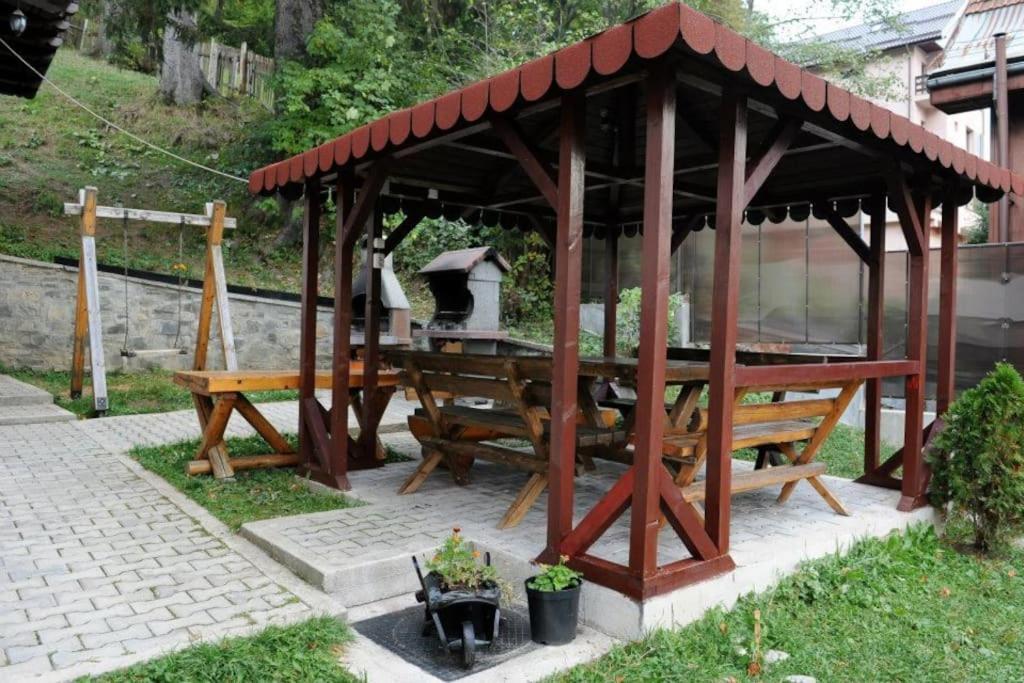 Vila Bradet Buşteni Esterno foto